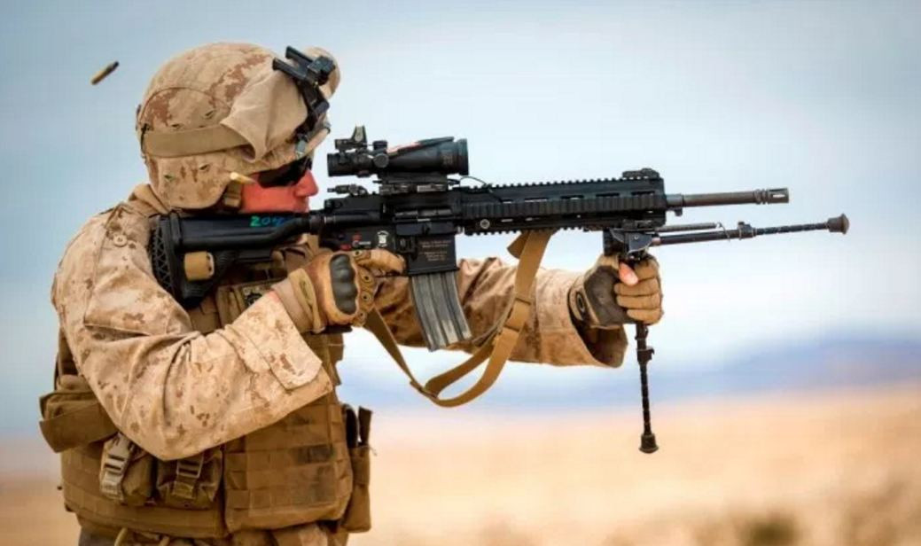 Tốc độ bắn của khẩu súng này đặc biệt phù hợp với lối tác chiến "sấy đạn" của binh lính Mỹ khi nó có thể khai hoả ở tốc độ tối đa 850 viên/phút. Nguồn ảnh: Pinterest.