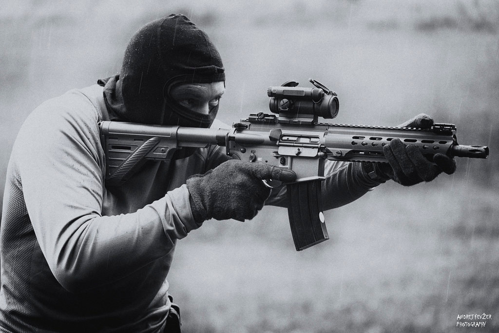 Hiện tại, trên thế giới đang có tới hơn 20 quốc gia sử dụng khẩu HK416 này, tuy nhiên phần lớn chỉ để trang bị cho các lực lượng đặc nhiệm chứ không sử dụng đại trà cho toàn quân. Đặc nhiệm Mỹ bắt đầu sử dụng HK416 ngay từ khi khẩu súng này ra đời - vào năm 2004. Nguồn ảnh: Firearm.