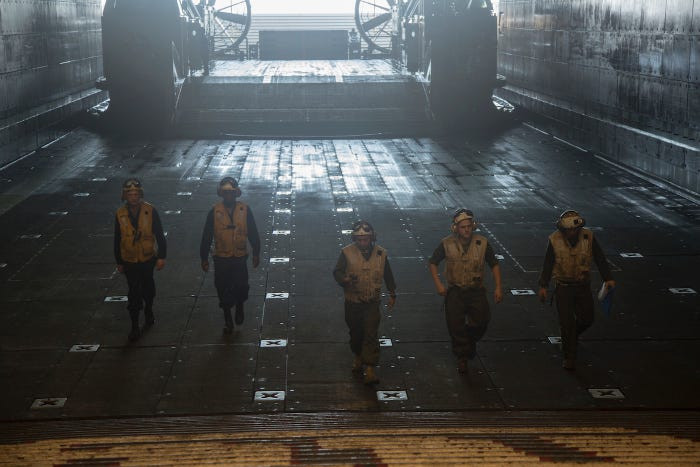 Ngay cả khi lính đã vào bờ, lính hậu cần vẫn tất bật với việc xếp hàng tiếp tế để đưa thêm vào bờ cho lực lượng Thuỷ quân Lục chiến tiếp tục tiến sâu. Nguồn ảnh: BI.