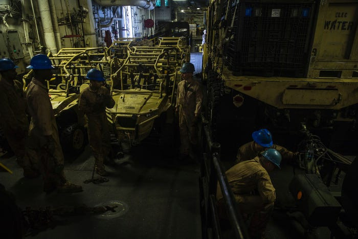 Lực lượng hậu cần Mỹ đưa phương tiện lên tàu đổ bộ đệm khí. Nguồn ảnh: BI.