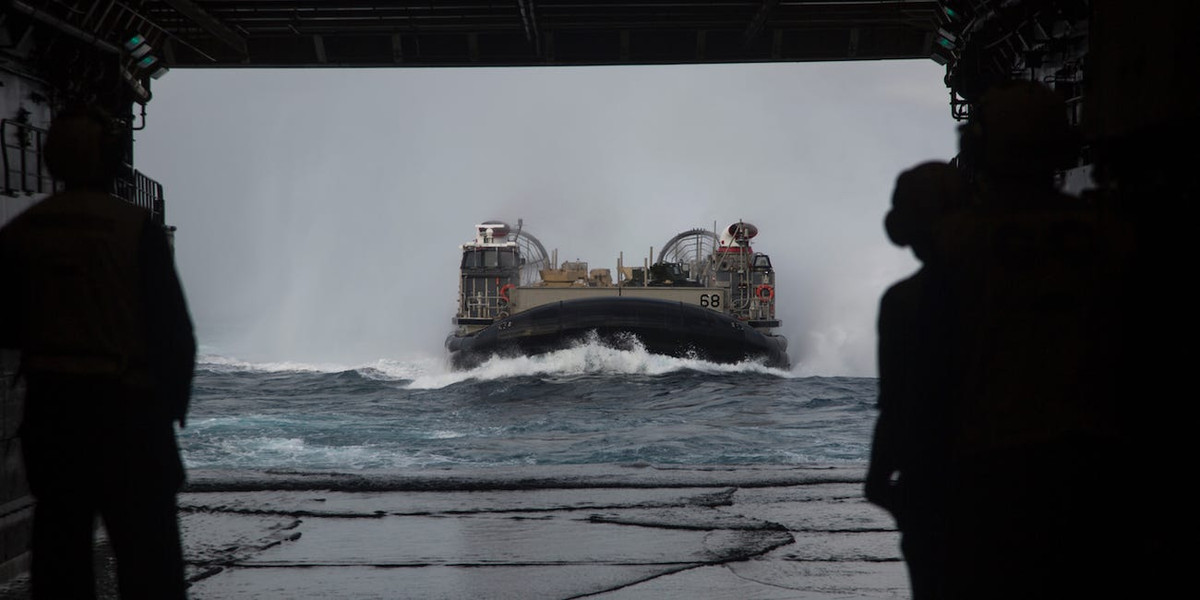 Trong mọi cuộc đổ bộ, bờ biển có thể sẽ biến thành "bãi tử địa" nhưng bên trong tàu đổ bộ tấn công, mọi việc lại ồn ào như... một cái chợ dù rất có trật tự và ngăn nắp. Nguồn ảnh: BI.