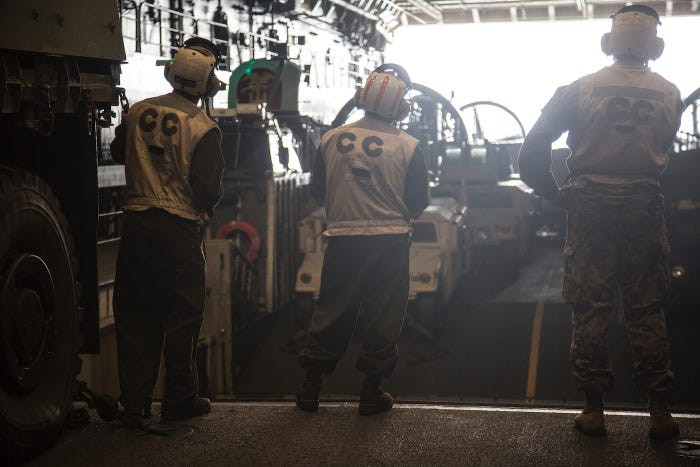 Quá trình chuẩn bị cho cuộc đổ bộ có thể tốn tới vài ngày, các phương tiện được mang theo đều do tham mưu cung cấp số lượng và việc của lực lượng hậu cần là phải xếp đủ số lượng lên tàu đệm khí để đưa vào bờ. Nguồn ảnh: BI.