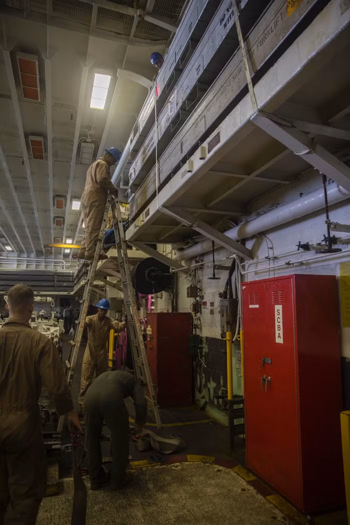 Các kho chứa được đặt trên những giá cao tới vài mét để tiết kiệm diện tích. Về mặt toán học thì sắp xếp kiểu này sẽ giúp tiết kiệm không gian và dễ tìm kiếm hàng hoá khi cần, tuy nhiên việc bốc hàng xuống lại là cả một vấn đề. Nguồn ảnh: BI.