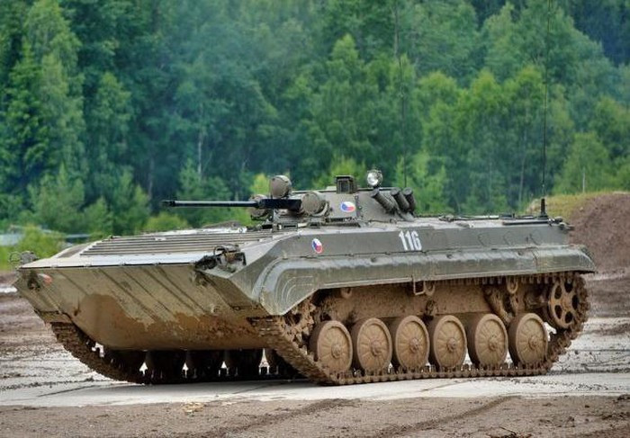 BMP-2 còn được trang bị tên lửa chống tăng AT-4 Spigot (tầm bắn 2.000 m) hay AT-5 Spandrel (tầm bắn 4.000 m) đặt phía bên phải tháp pháo thay vì loại AT-3 Sagger như của BMP-1.