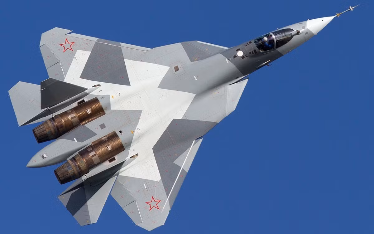 Kiểu thiết kế này cho phép Su-57 mang được loại động cơ mạnh nhất, tận dụng được tối đa khả năng cơ động với động cơ Vector 3D mà không gặp phải bất cứ trở ngại gì liên quan tới lớp vỏ tàng hình. Nguồn ảnh: QQ.
