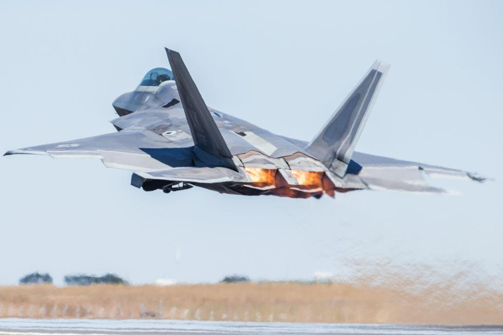 Động cơ của F-22 Raptor với phần họng xả có thiết kế tàng hình nhưng bù lại họng xả này chỉ có khả năng chuyển động 2D theo chiều dọc, không thể chuyển động theo kiểu Vector 3D như họng xả của Su-57 được. Nguồn ảnh: QQ.