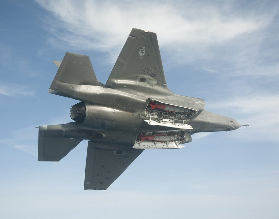 Họng xả động cơ của F-35 lại có thiết kế với vật liệu đặc biệt, cho phép bộ phận này có khả năng tàng hình trong khi toàn bộ phần còn lại của động cơ được đặt trong thân máy bay. Nguồn ảnh: QQ.