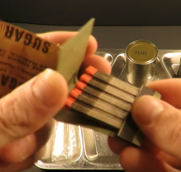 Cùng với đó là diêm và một gói đường để pha coffe. Nguồn ảnh: MREinfo.