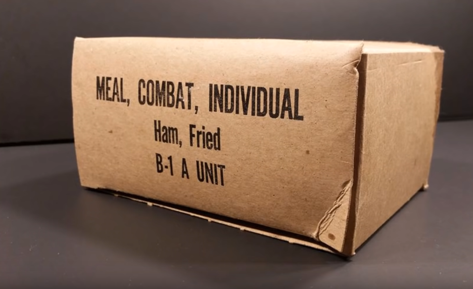 Một hộp khẩu phần ăn dã chiến của lính Mỹ loại B-1A được lưu trong kho từ năm 1966 chỉ đủ cho một người ăn trong một bữa, có trọng lượng rất gọn chỉ 2,26 kg và cung cấp 1200 Kcal. Nguồn ảnh: MREinfo.