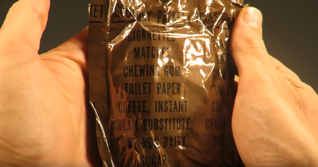 Túi đồ phụ trợ bao gồm một loạt các thứ đồ dùng và đồ ăn dành cho binh lính. Nguồn ảnh: MREinfo.