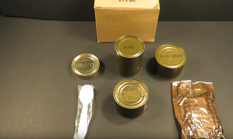 Trong hộp được đóng gói rất đơn giản với bốn hộp đồ ăn các loại, một chiếc thìa nhựa cùng một gói đồ phụ trợ. Nguồn ảnh: MREinfo.