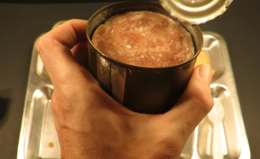 Hộp giăm bông cũng tương tự và đã xuất hiện nấm mốc. Nguồn ảnh: MREinfo.