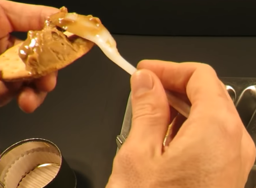 Ăn bơ đậu phộng cùng bánh quy theo đúng kiểu Mỹ. Nguồn ảnh: MREinfo.