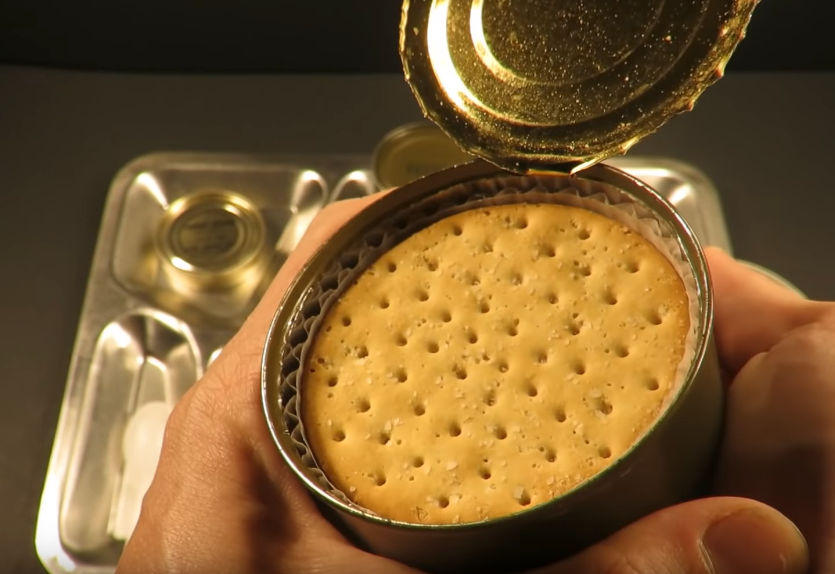 Hộp khẩu phần B-1 A được mở ra và bên trong là bánh quy vẫn trong tình trạng tốt. Nguồn ảnh: MREinfo.