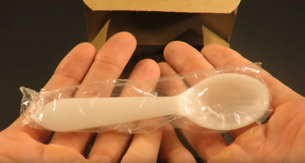 Thìa nhựa được đóng gói trong túi ni-lông không có gì quá đặc biệt. Nguồn ảnh: MREinfo.