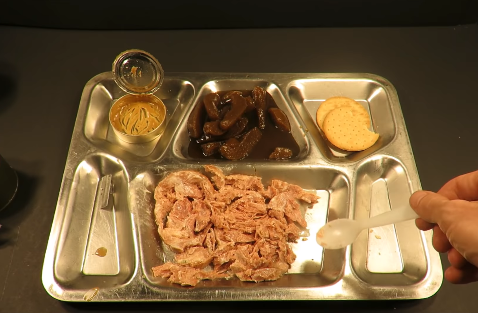 Toàn bộ bữa ăn theo khẩu phần B-1A được bày ra khay. Nguồn ảnh: MREinfo.