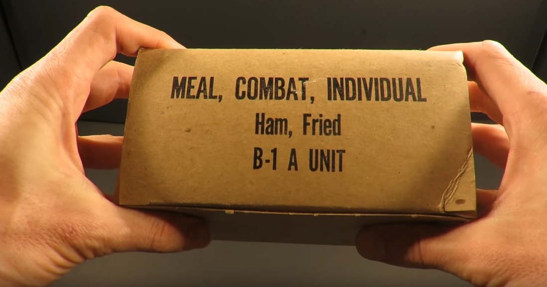 Trên hộp của khẩu phần ăn B-1 A có ghi rõ, khẩu phần ăn chính, dành cho chiến đấu, dành cho một người ăn, bao gồm bữa chính là giăm bông. Nguồn ảnh: MREinfo.