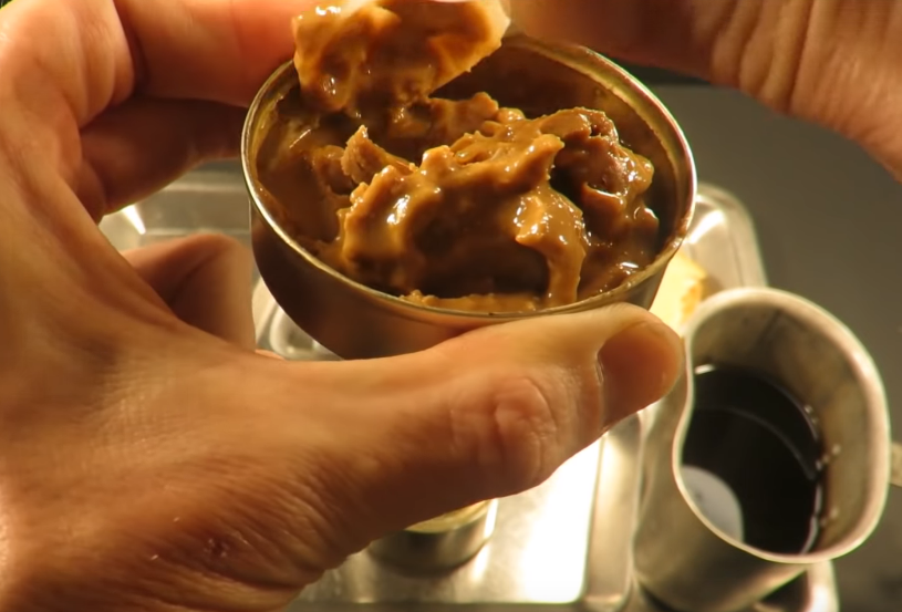 Bên trong hộp bơ đậu phộng, mọi chuyện cũng tương tự với mùi thơm ngậy và hoàn toàn có thể ăn được. Nguồn ảnh: MREinfo.