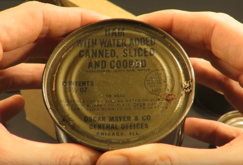 Cuối cùng là món giăm bông được coi là bữa chính. Trên hộp giăm bông ghi rõ cách thức sử dụng bao gồm: Thả cả hộp vào nước sôi hoặc mở hộp sau đó đưa lên bếp lửa. Nguồn ảnh: MREinfo.