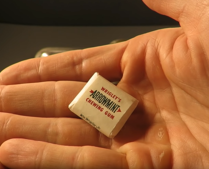 Kẹo dao su hai viên được bọc trong giấy thấm dầu. Nguồn ảnh: MREinfo.