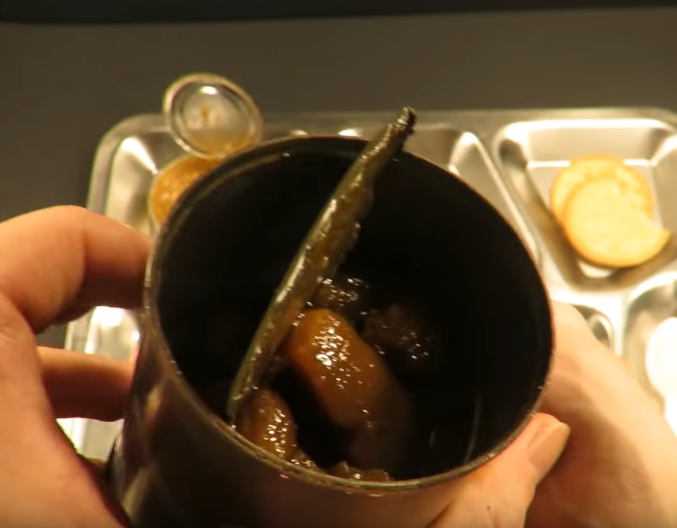 Hộp lê ngâm không may mắn như vậy, sau nửa thế kỷ hộp lê này đã hỏng hoàn toàn. Nguồn ảnh: MREinfo.