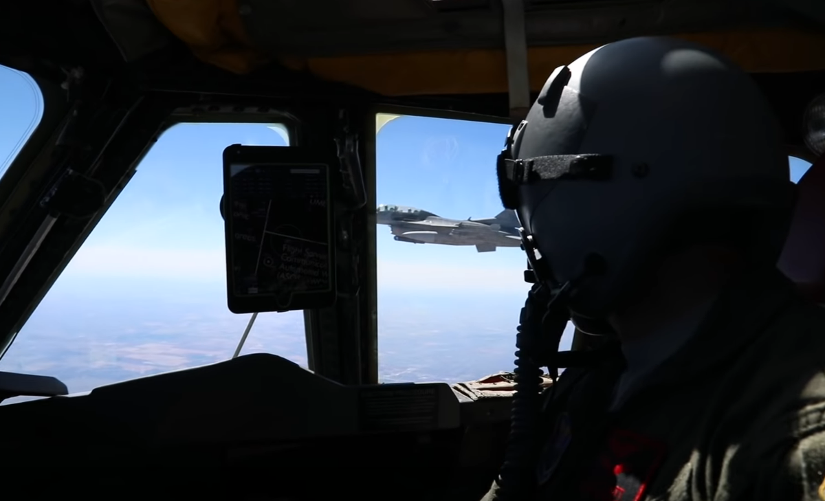 Chiếc B-52 được hộ tống bởi một máy bay chiến đấu F-16 trong nhiệm vụ triển khai tên lửa mang đầu đạn hạt nhân từ trên không.