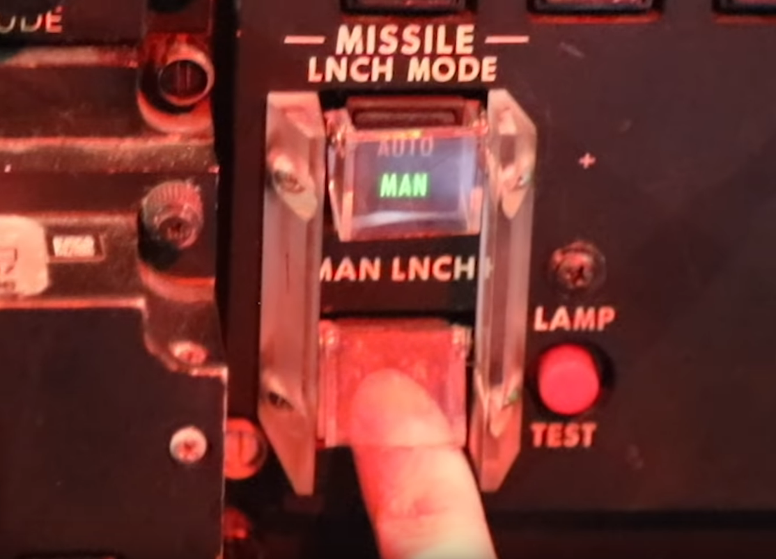 Sau khi đã nhập tham số xong, phi hành đoàn sẽ nhấn nút phóng. Có thể nhận thấy hệ thống phóng này của chiếc B-52 có hai chế độ, trong đó một chế độ là tự động, một chế độ phóng bằng tay.