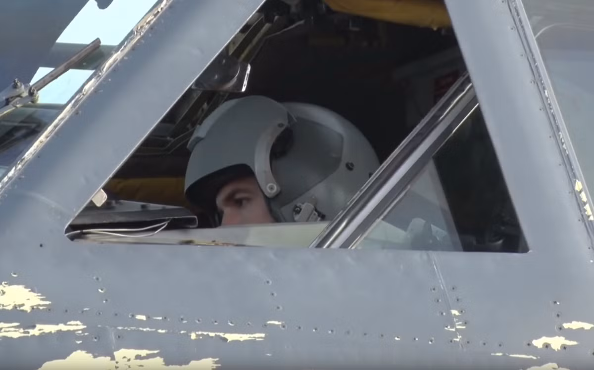 Có thể dễ dàng nhận thấy lớp vỏ của những chiếc B-52 trong biên chế Không quân Mỹ hiện tại có phần đã khá cũ, bị bong, tróc sơn ở nhiều chỗ.