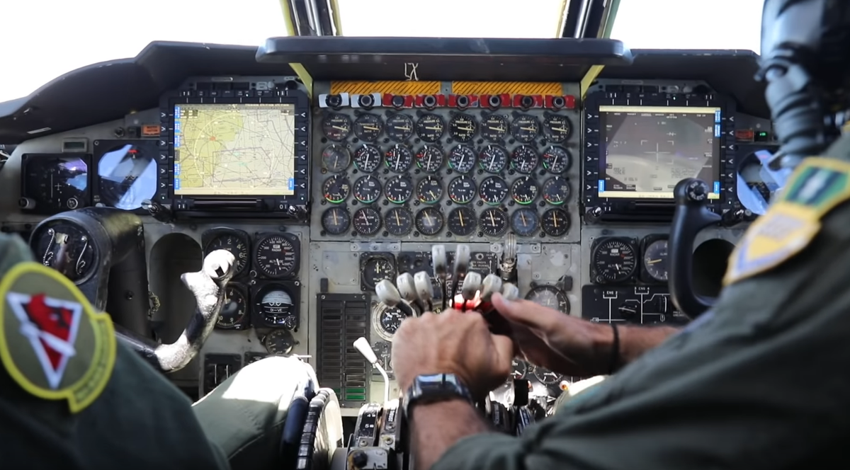Khi đi vào khoang lái, hệ thống đồng hồ cơ học thậm chí còn chi chít hơn. Đếm sơ sơ ở khu vực giữa bảng điều khiển đã có 32 đồng hồ cơ học, hai bên ghế lại của phi công lại có thêm hàng chục chiếc nữa.