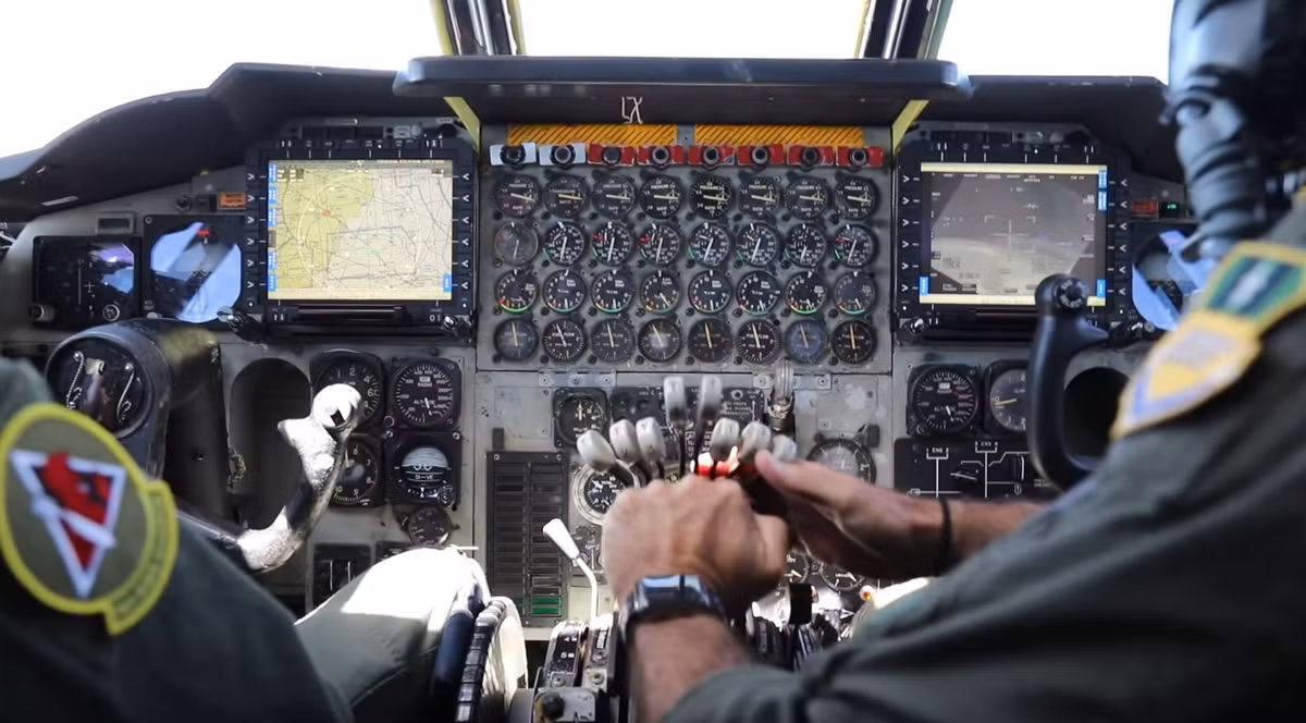 Khi đi vào khoang lái, hệ thống đồng hồ cơ học thậm chí còn chi chít hơn. Đếm sơ sơ ở khu vực giữa bảng điều khiển đã có 32 đồng hồ cơ học, hai bên ghế lại của phi công lại có thêm hàng chục chiếc nữa.