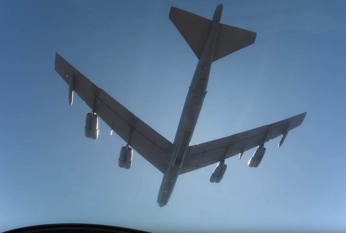 Đầu tiên, phi hành đoàn sẽ cho mở cửa khoang bom và sau đó nhập tham số, toạ độ của mục tiêu cho tên lửa.