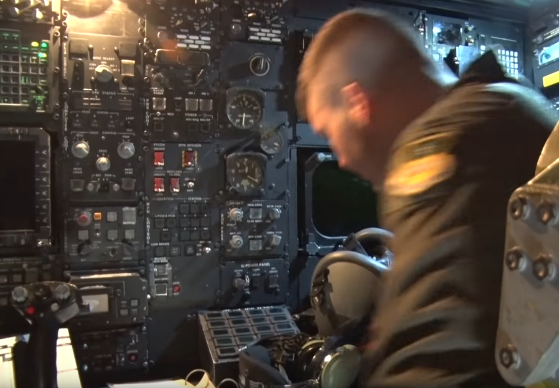 Các hệ thống đồng hộ cơ vẫn được sử dụng để hiển thị thông số bay.