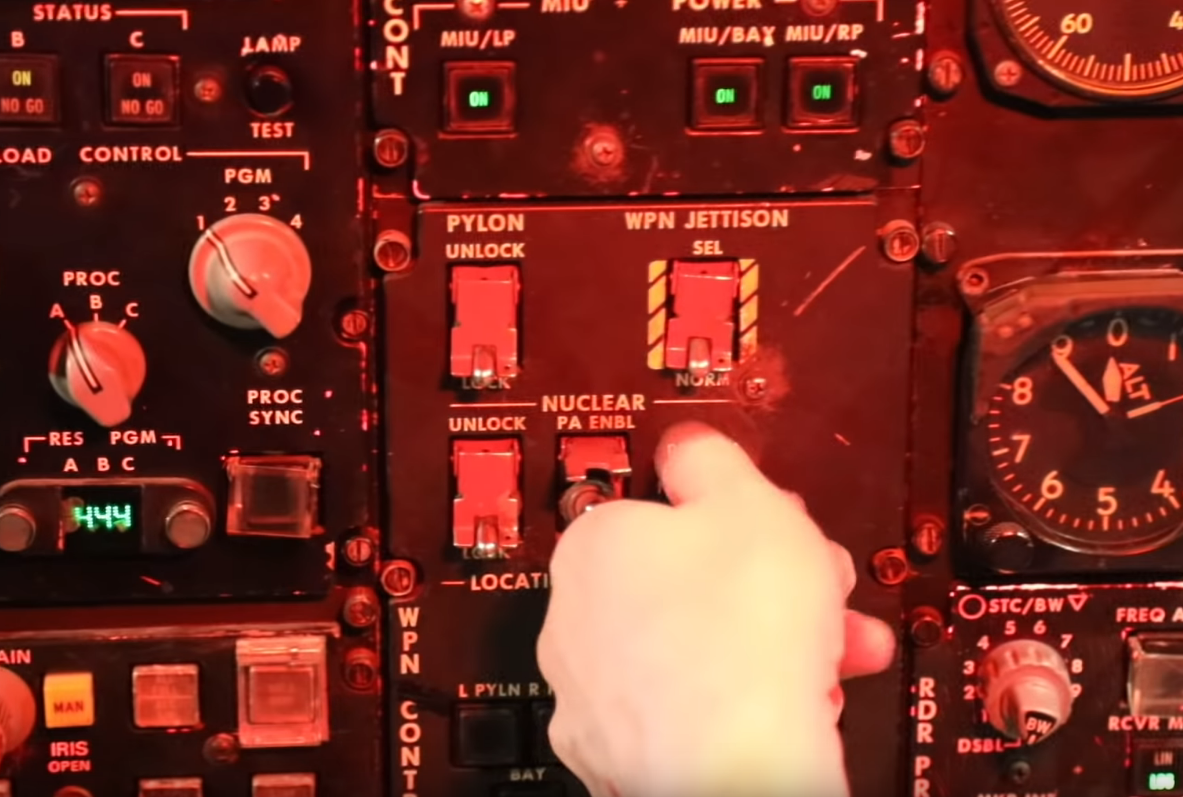 Bảng điều khiển vũ khí hạt nhân trên máy bay ném bom B-52.