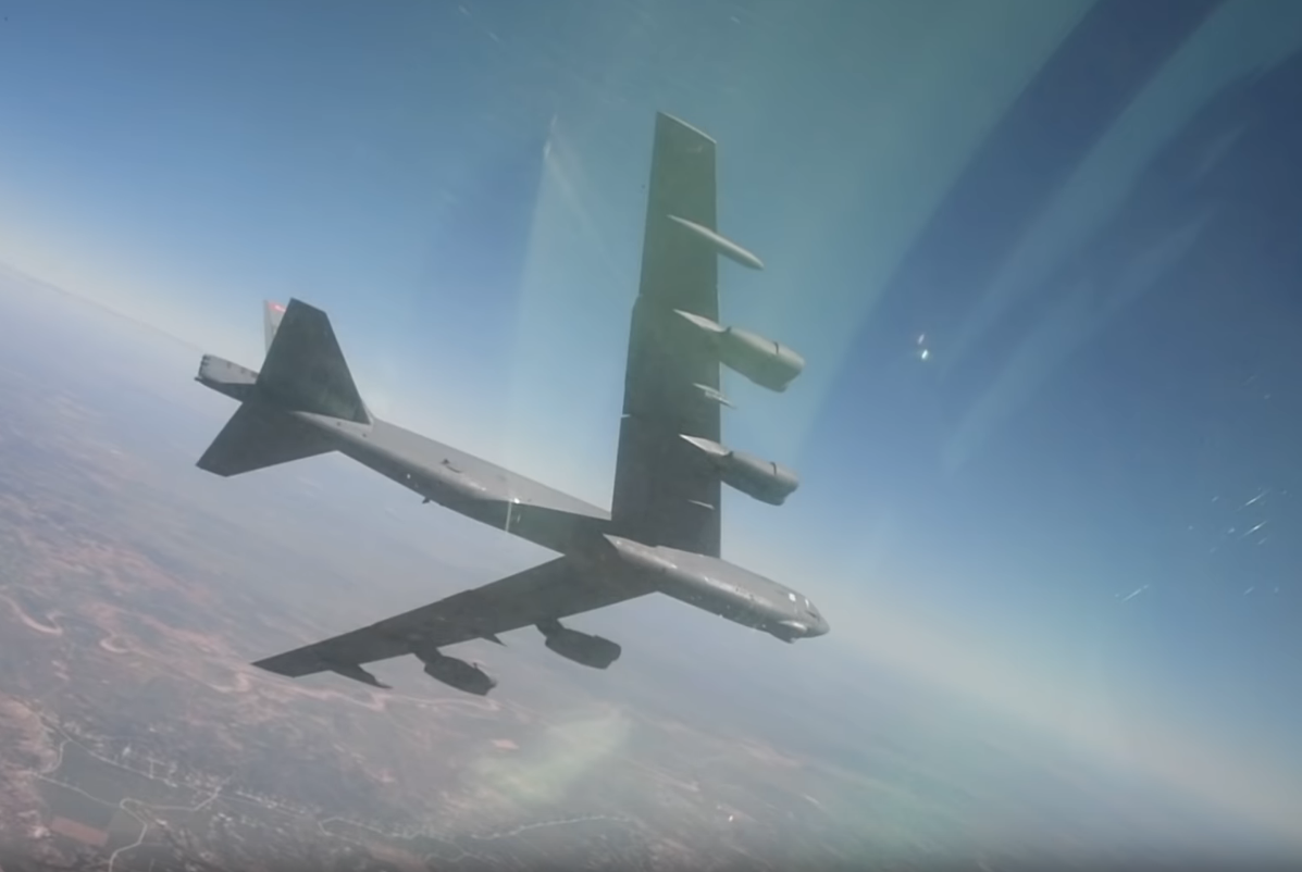 Sau khi triển khai vũ khí, chiếc B-52 ngoặt trái 45 độ để thoát ly khỏi vùng ảnh hưởng. Kiểu ngoặt trái sau khi ném xong bom được các phi công Mỹ sử dụng từ Chiến tranh Việt Nam và bị ta bắt bài, không ít chiếc Pháo đài bay B-52 bị Phòng không Việt Nam bắn hạ khi đang thực hiện pha ngoặt trái cực kỳ "sách vở" này. Nguồn ảnh: BI.