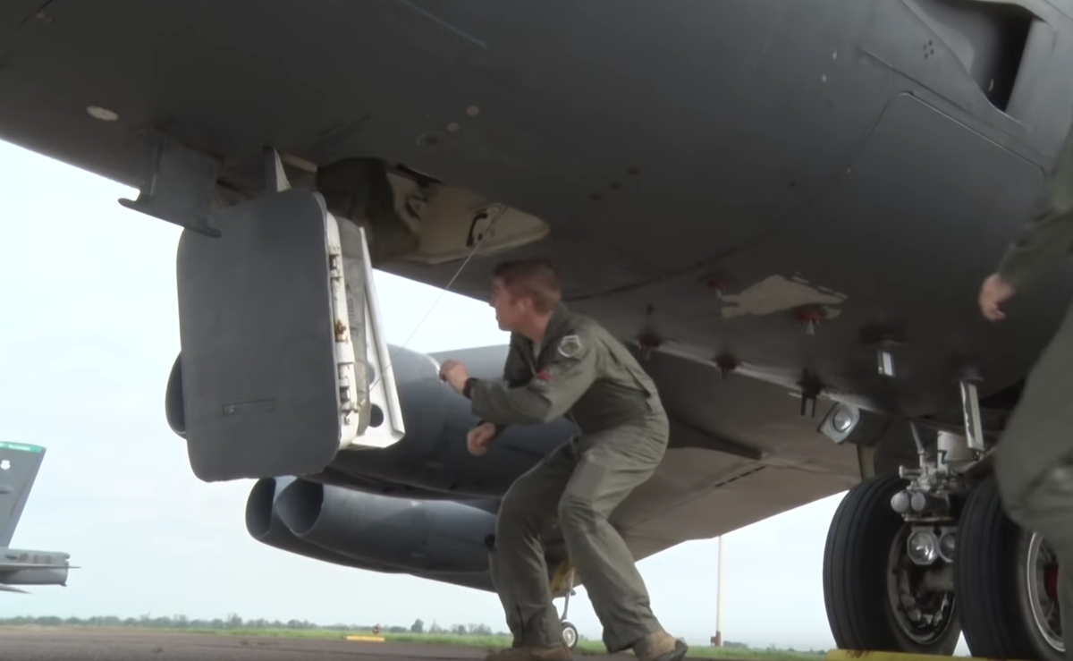 Phi công cùng phi hành đoàn của chiếc B-52 vào máy bay bằng cửa dưới bụng. Biên chế của một chiếc máy bay ném bom B-52 hiện đại ngày nay chỉ có năm người.