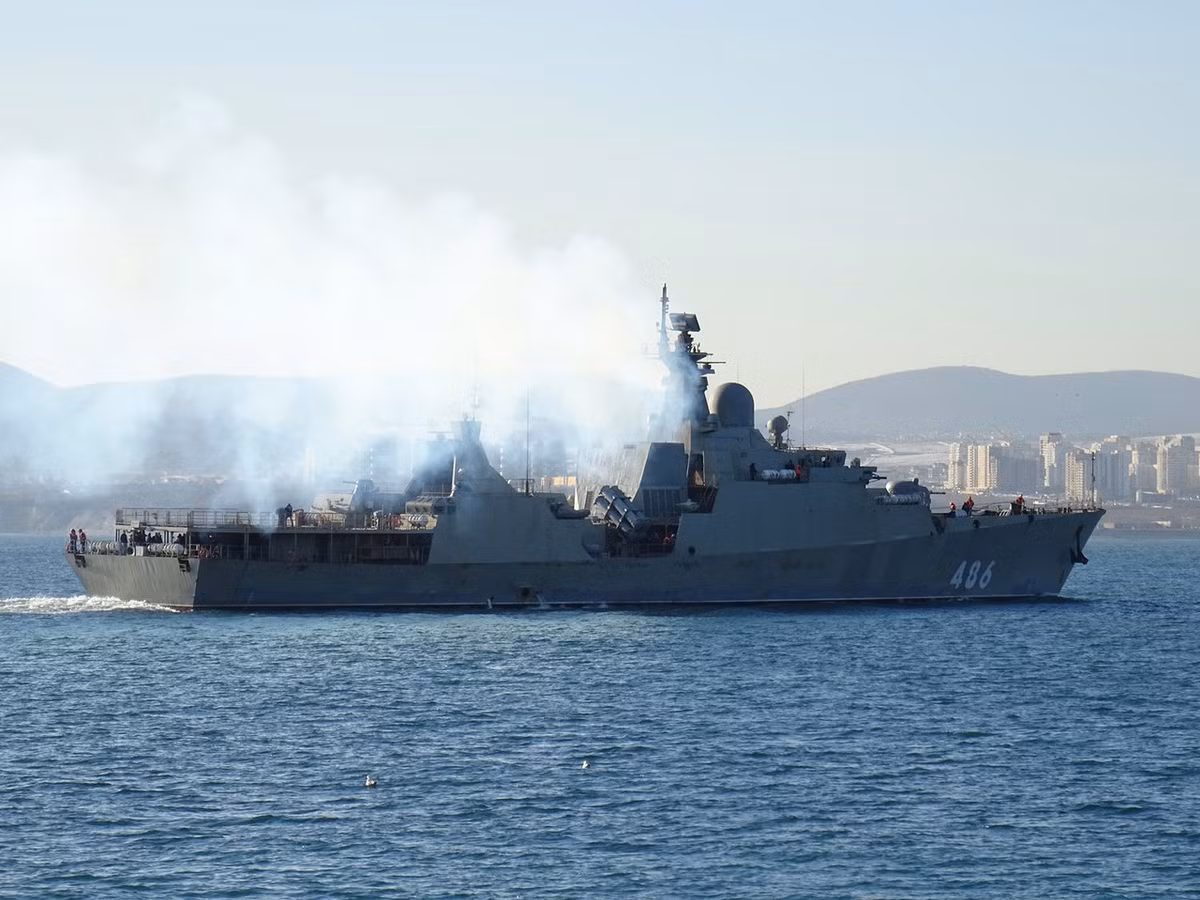 Ngoài ra cò có hệ thống 16 tên lửa đối không tầm ngắn loại Type 9K38 Igla cùng các hệ thóng vũ khí phi sát thương được sử dụng trong các nhiệm vụ chống cướp biển hoặc tranh chấp lãnh hải. Nguồn ảnh: Sk-akbars.