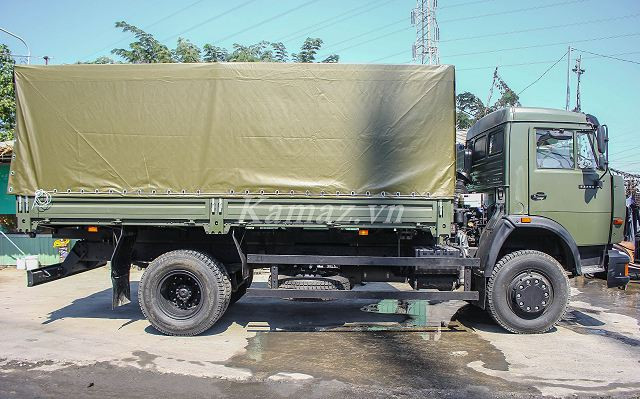 Khi đầy tải, tốc độ tối đa mà KAMAZ 43252 có thể đạt được lên tới 90 km/h. Đây là loại xe tải thích hợp cho việc di chuyển trong đường đô thị, đường nhựa, không thích hợp cho việc vượt địa hình, đi đường trường. Nguồn ảnh: KAMAZvietnam.