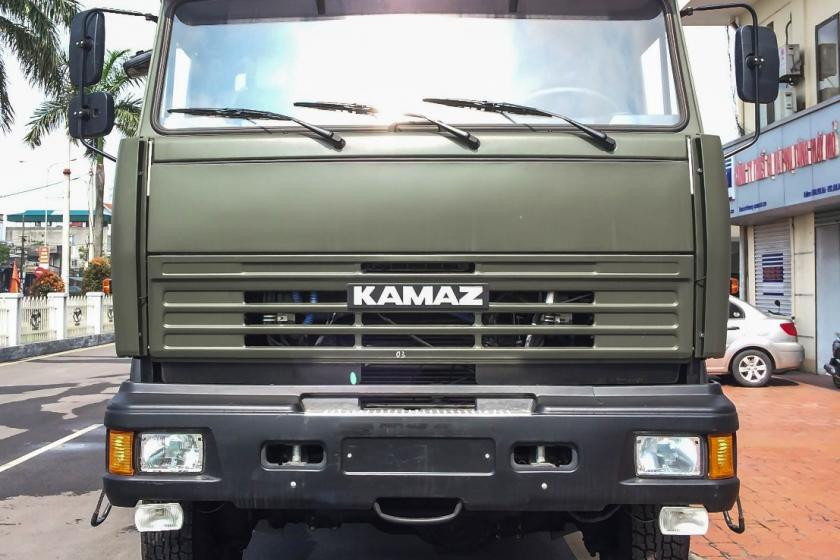 Giống như các loại xe tải quân sự chuyên dụng khác, KAMAZ 43253 cũng có thiết kế cực kỳ bền bỉ, hệ thống động cơ sử dụng nhiên liệu diesel tăng áp kèm theo đó là ống xả đặt cao, đảm bảo dù xe có ngập nước tới tận cửa ca-bin vẫn không chết máy. Nguồn ảnh: KAMAZvietnam.