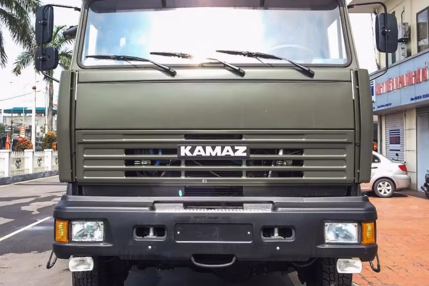 Giống như các loại xe tải quân sự chuyên dụng khác, KAMAZ 43253 cũng có thiết kế cực kỳ bền bỉ, hệ thống động cơ sử dụng nhiên liệu diesel tăng áp kèm theo đó là ống xả đặt cao, đảm bảo dù xe có ngập nước tới tận cửa ca-bin vẫn không chết máy. Nguồn ảnh: KAMAZvietnam.