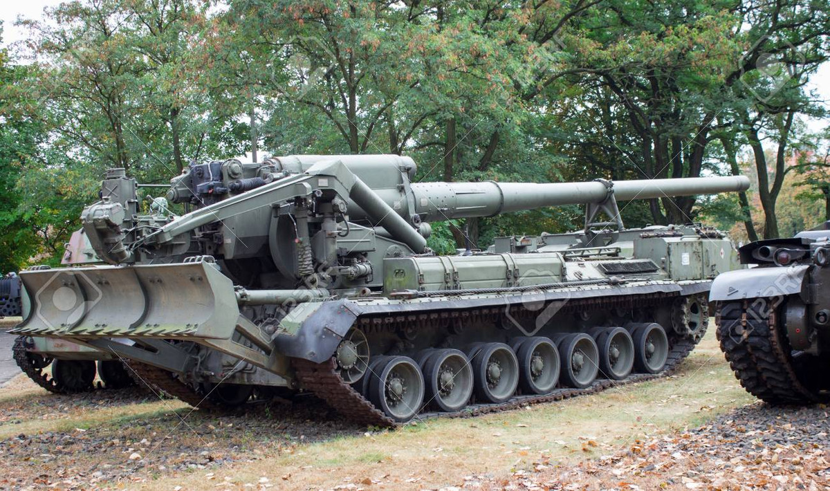 Trong các cuộc đổ bộ đường biển, mục tiêu thường chỉ là các tàu vận tải, tàu há mồm hay thậm chí là xe thiết giáp chở quân rất nhỏ, di chuyển lắt léo, khó có thể bị bắn hạ bởi tên lửa nhưng bù lại khi đó, pháo binh sẽ tỏ ra hiệu quả hơn rất nhiều. Nguồn ảnh: Pinterest.