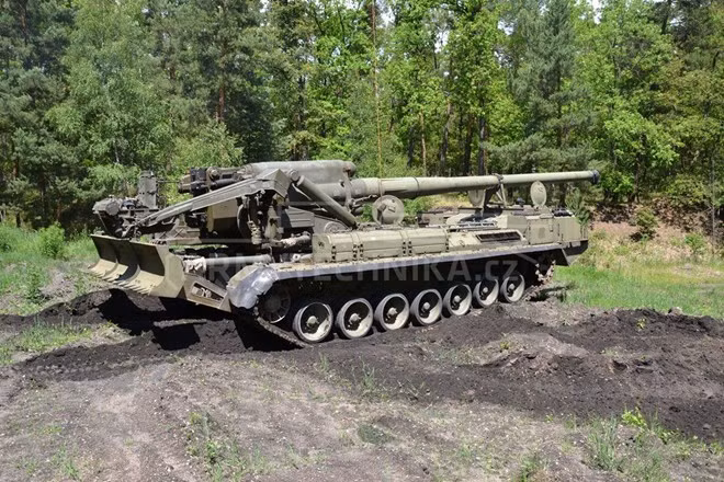 Khẩu pháo có cỡ nòng rất lớn, lên tới 203mm kèm theo đó là tầm bắn tối đa có thể lên tới 55 km - tương đương với tầm bắn của các loại tên lửa tầm gần.Nguồn ảnh: Pinterest.