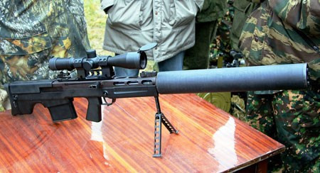 Súng trường bắn tỉa cỡ nòng lớn VKS Vykhlop tầm bắn có ngắm là 600 m. Sơ tốc đạn đến 295 m/s. Dung lượng hộp đạn 5 viên. Trọng lượng khi không có bộ tiêu thanh và kính ngắm là 6,5 kg. Chiều dài khi lắp bộ tiêu thanh (không có bộ tiêu thanh) đạt 1.125 (622) mm.