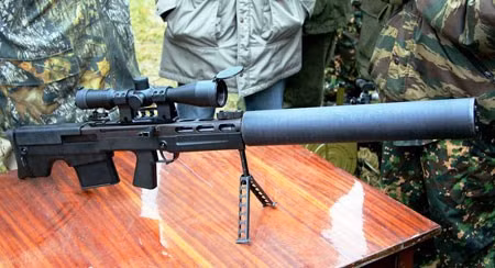 Súng trường bắn tỉa cỡ nòng lớn VKS Vykhlop tầm bắn có ngắm là 600 m. Sơ tốc đạn đến 295 m/s. Dung lượng hộp đạn 5 viên. Trọng lượng khi không có bộ tiêu thanh và kính ngắm là 6,5 kg. Chiều dài khi lắp bộ tiêu thanh (không có bộ tiêu thanh) đạt 1.125 (622) mm.