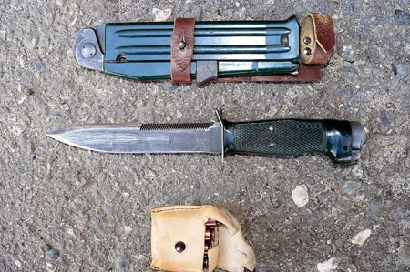 Dao trinh sát đặc nhiệm kết hợp vũ khí lạnh và súng. Nó sử dụng một viên đạn giảm thanh đặc biệt SP-4 cỡ 7,62 mm. Tầm bắn có ngắm đến 25 m. Xạ tốc một phát/phút. Tầm sát thương thực sự là 7-10 m.