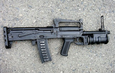 Súng tiểu liên Groza có cỡ nòng 9 mm, tầm bắn có ngắm 500 m, dung lượng hộp đạn 20 viên. Nó sử dụng các loại đạn đặc biệt SP-5 và SP-6.