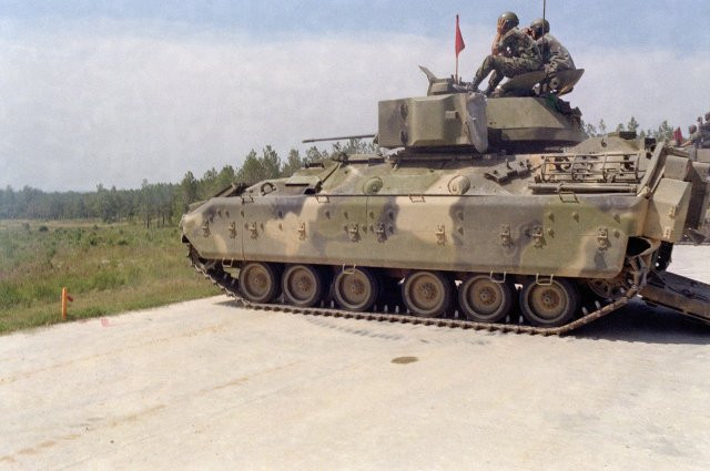 Xe chiến đấu bộ binh Bradley được ra đời từ năm 1980 và phục vụ trong quân đội Mỹ suốt kể tử khi nó ra đời tới nay. Đây được coi là loại phương tiện chiến đấu hiện đại, cơ động cao và có khả năng chở quân tốt. Nguồn ảnh: BI.