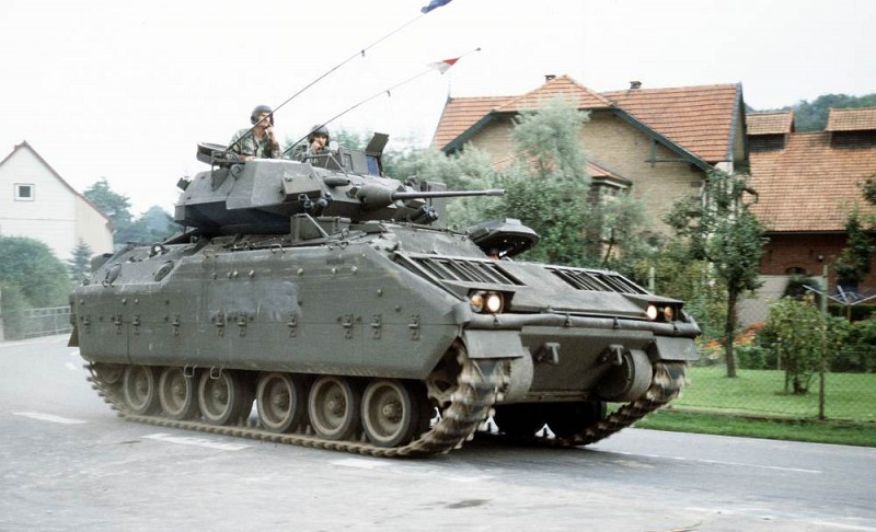 Đó là nhược điểm về trọng tâm cao và chiều cao của xe quá lớn. Cụ thể, thiết giáp Bradley có chiều rộng 3,6 mét nhưng lại có chiều cao lên tới 3 mét. Chiều cao này khiến xe bị mất trọng tâm khi ôm cua ở tốc độ cao và cực kỳ dễ lật. Nguồn ảnh: BI.