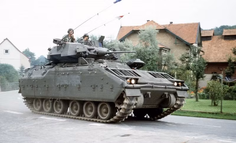 Đó là nhược điểm về trọng tâm cao và chiều cao của xe quá lớn. Cụ thể, thiết giáp Bradley có chiều rộng 3,6 mét nhưng lại có chiều cao lên tới 3 mét. Chiều cao này khiến xe bị mất trọng tâm khi ôm cua ở tốc độ cao và cực kỳ dễ lật. Nguồn ảnh: BI.