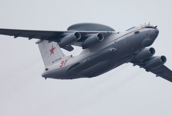 Chiếc máy bay này có khả năng thực hiện các hoạt động chỉ huy và kiểm soát trên không liên tục trong hơn 9 tiếng đồng hồ và cùng lúc có thể theo dõi tới 300 mục tiêu khác nhau.