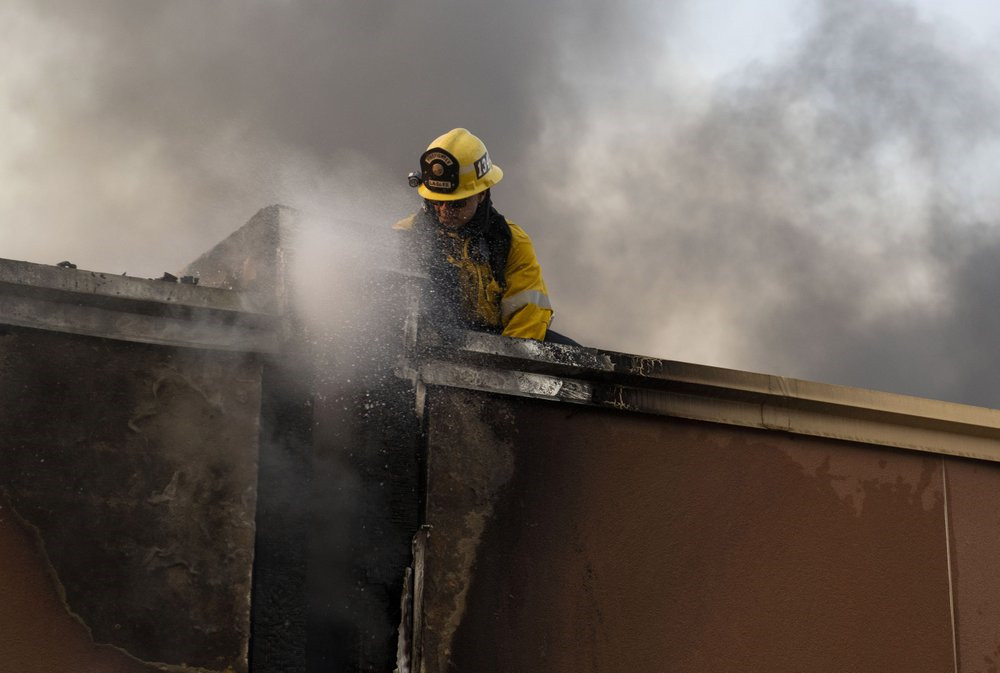 Tại Nam California, hơn 31.000 người đã bị cắt điện. Công ty Pacific Gas &amp; Electric đang cân nhắc cắt nguồn điện cung cấp cho hơn 386.000 khách hàng khác, đồng thời cảnh báo tình trạng mất điện có thể xảy ra trên diện rộng hơn vào cuối tuần này ở khu vực Vịnh San Francisco, trở thành sự cố mất điện lớn thứ ba trong tháng 10.